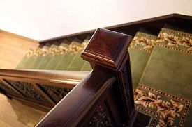 Шерстяная ковровая дорожка с укладкой на лестницу